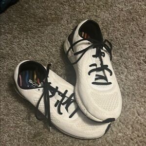 Under Armor Sonic S Bluetooth light. Cream Sneakers Size 7